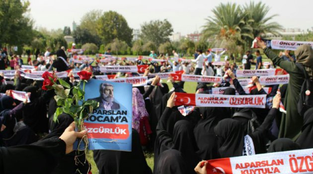 alparslan-kuytul-hocaefendinin-sevenlerinden-adana-merkez-parkta-buyuk-etkinlik